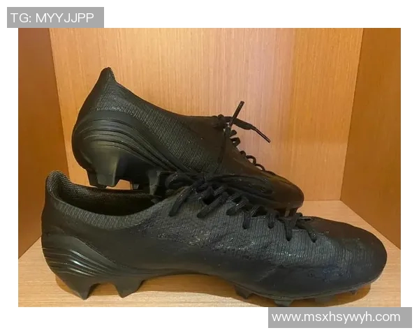 探索足球鞋的多样化选择与不同场地适用性分析 探索足球鞋的多样化选择与不同场地适用性分析